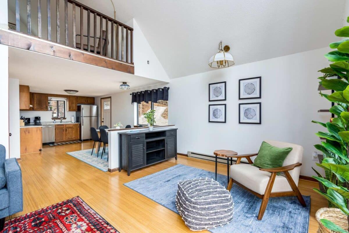Modern Chalet Cabin W Hot Tub, Deck&Grill, & Wifi! Inwood エクステリア 写真