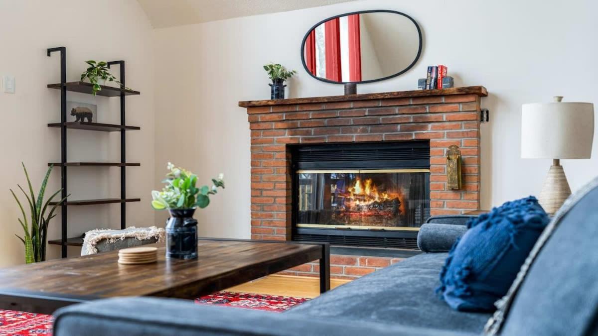 Modern Chalet Cabin W Hot Tub, Deck&Grill, & Wifi! Inwood エクステリア 写真