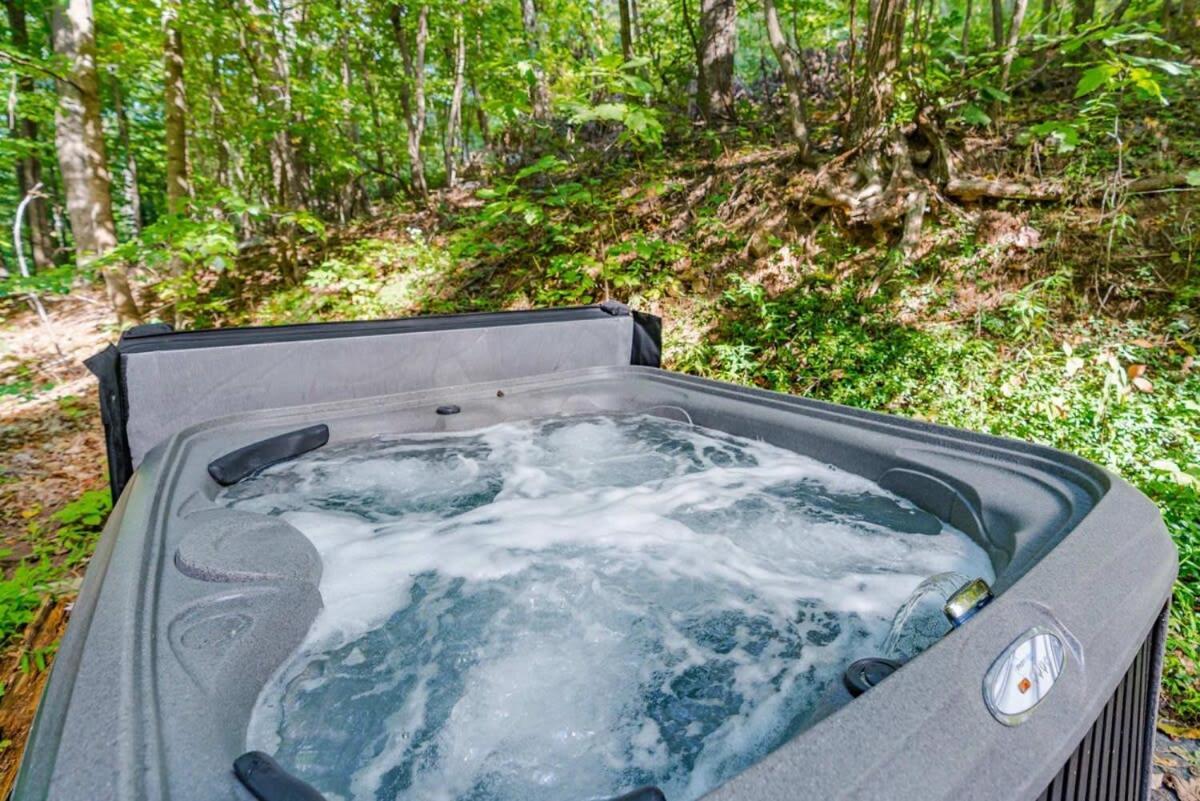 Modern Chalet Cabin W Hot Tub, Deck&Grill, & Wifi! Inwood エクステリア 写真