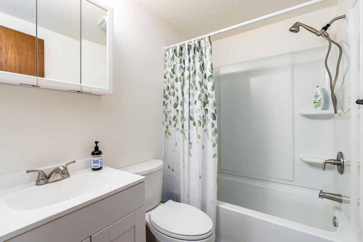 Modern Chalet Cabin W Hot Tub, Deck&Grill, & Wifi! Inwood エクステリア 写真