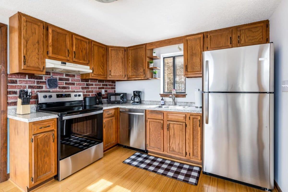 Modern Chalet Cabin W Hot Tub, Deck&Grill, & Wifi! Inwood エクステリア 写真