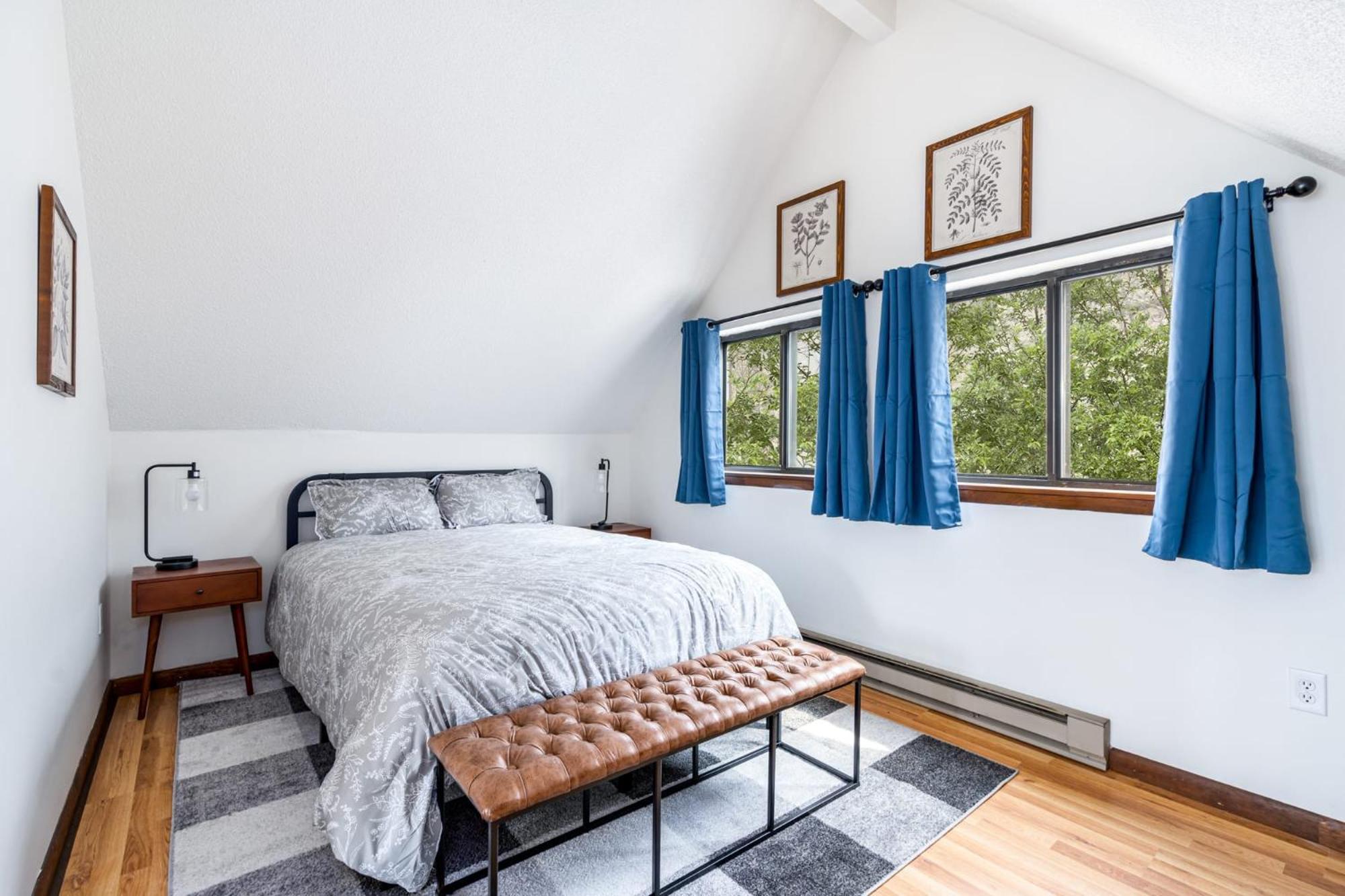 Modern Chalet Cabin W Hot Tub, Deck&Grill, & Wifi! Inwood エクステリア 写真