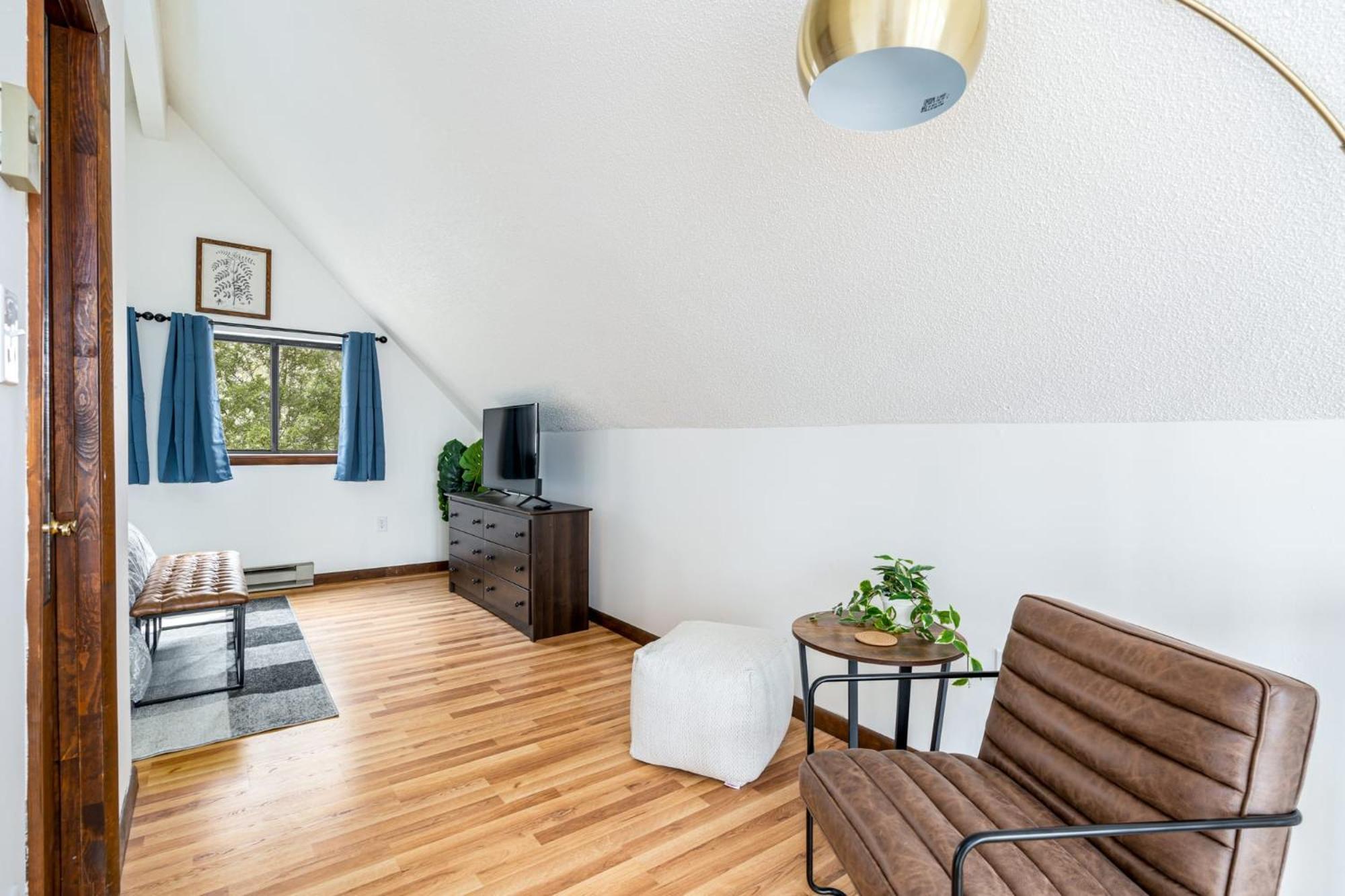 Modern Chalet Cabin W Hot Tub, Deck&Grill, & Wifi! Inwood エクステリア 写真